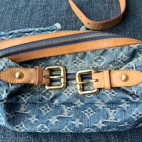 Louis Vuitton
Monogram Denim Baggy with additional crossbody strap. - Picture 12 of 17